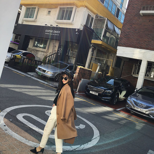 เสื้อโค้ททรงสวย มาพร้อมผ้าคาดเอว ใส่ได้หลายแบบ ผ้าสักกะหลาด เนื้อไม่หนา รุ่นนี้ไม่มีบุซับในนะคะ งานเก๋ๆ ใส่คลุมวันสบายๆจ้า พร้อมส่งจ้า น้ำตาลกากี