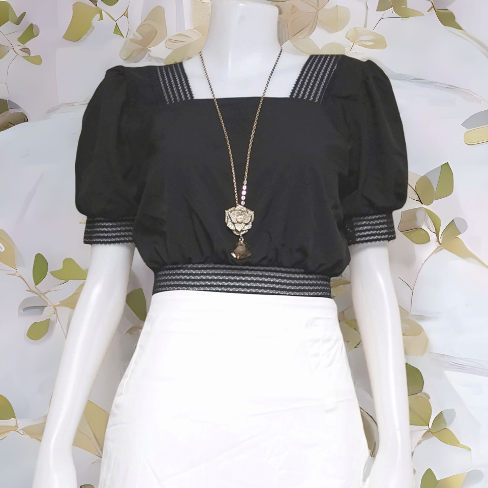 Blouse3960 เสื้อครอปสไตล์ลิซ่าสีดำคอเหลี่ยมแขนตุ๊กตา จัมพ์เอวและปลายแขนด้วยยางยืดอย่างดี ผ้าไหมอิตาลีเนื้อดีนุ่มใส่สบายไม่ยับง่าย งานน่ารักแมทช์กับอะไรก็เข้า