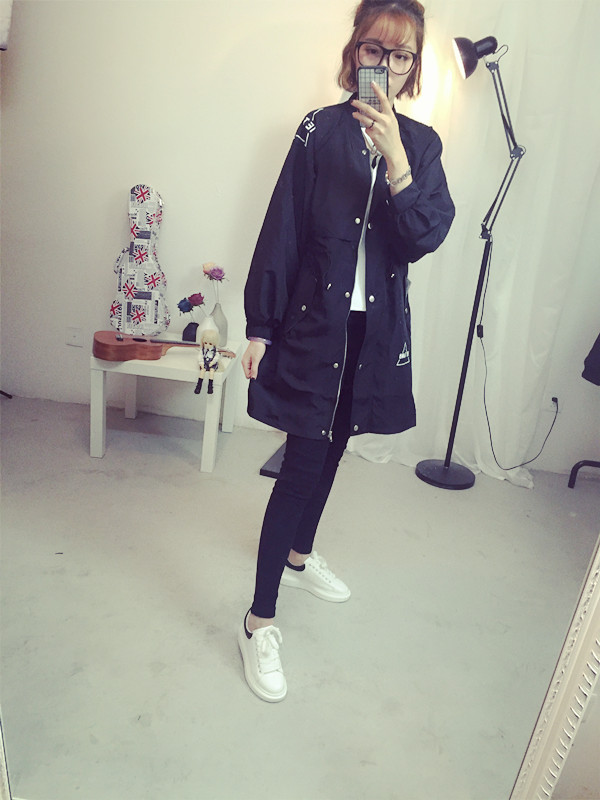 เสื้อคลุมสไตล์เกาหลี ทรงยาว ผ้าร่มเนื้อบางบุซับในช่วงอก แต่สกรีนลายจามจุดต่างๆ ดีเทลช่วงหลังเก๋ๆ พร้อมส่ง