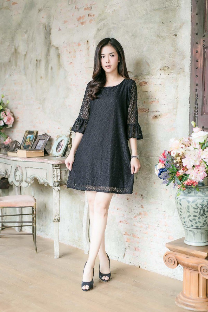เดรสลูกไม้แขนกระดิ่ง ทรงปล่อยใส่สบาย มีซับในทั้งตัวนะจ้า ราคา 290 บาท