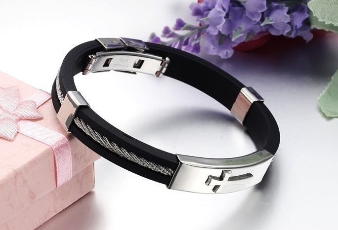 สร้อยข้อมือผู้ชาย กำไลข้อมือผู้ชาย สายซิลิโคน แท้ สีดำ ผสมผสาน กับ สแตนเลส ปั้มลาย ไม้กางเกง นูน สร้อยข้อมือไม้กางเขน น่าใส่ 361622