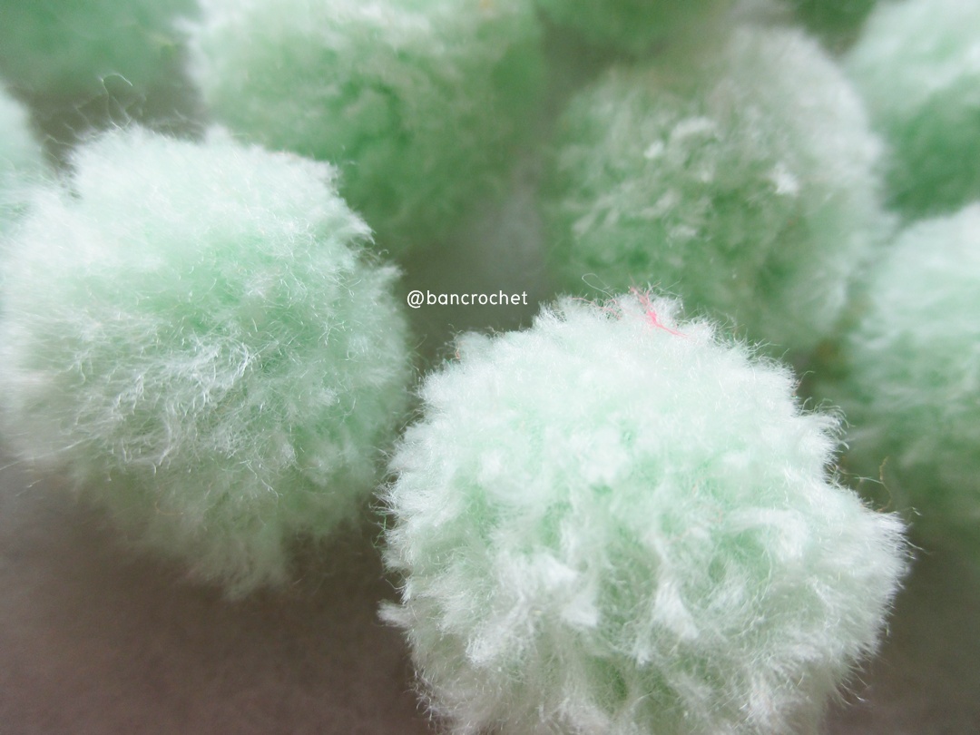 ปอมปอมไหมพรม ขนาด 2.5-3 ซม pom poms crochet เขียวอ่อน 2.5-3ซม.