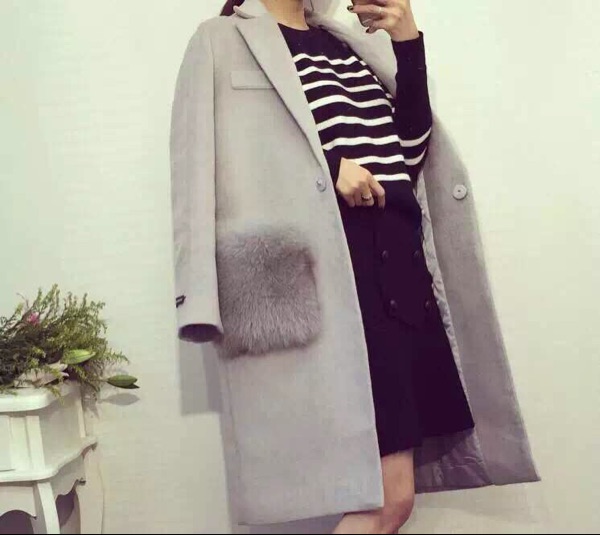 เสื้อโค้ทกันหนาว ทรงสวย สีเทาอ่อน ผ้าวูลผสมผิวสัมผัสดี แต่งเฟลอขนนุ่มๆที่กระเป๋า น่ารักมากก บุซับในกันลม จะใส่คลุม หรือใส่เป็นเสื้อโค้ทปกติก็เก๋ค่า งานดีเลยน้ารุ่นนี้