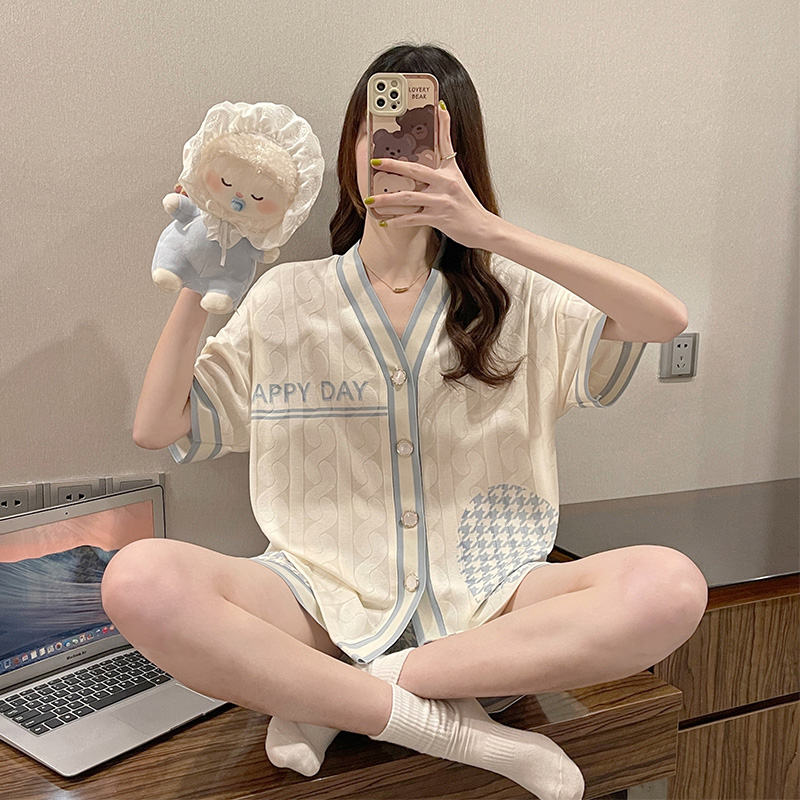 ชุดนอนผู้หญิง