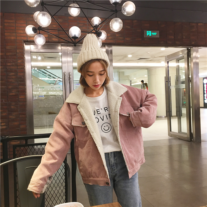 แจ็คเก็ตผ้าลูกฟูกสีชมพูหม่น ด้านในบุขนแกะช่วงตัว เนื้อบางเบา ใส่ชิลๆวันสบายๆ