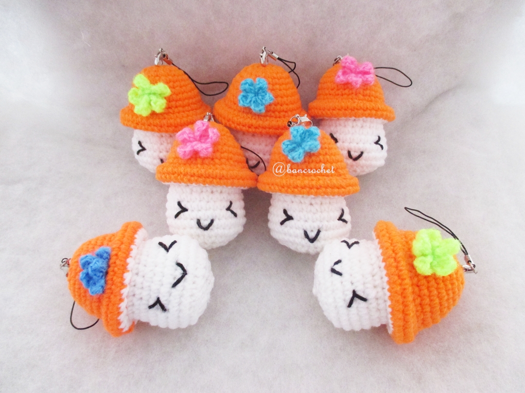 พวงกุญแจเห็ดถัก สีส้ม