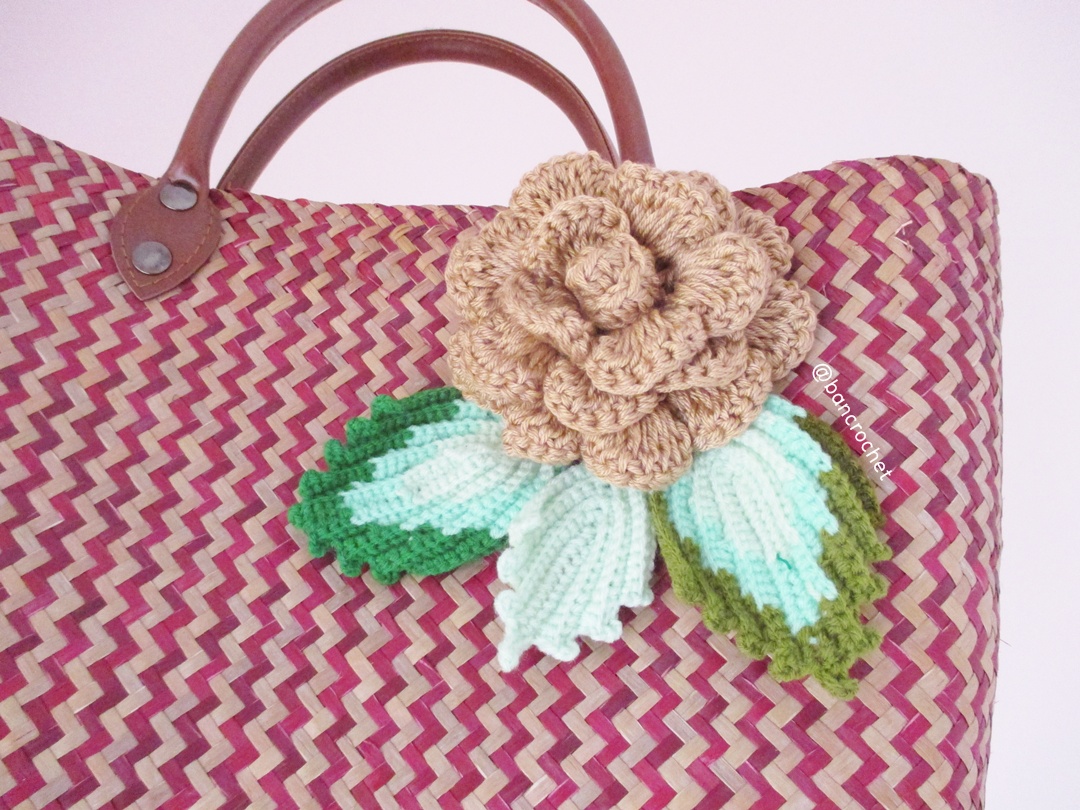 bancrochet กระเป๋ากระจูดสาน ลายแดงประดับดอกไม้สีกาแฟ ขนาด 10*14*5*15 นิ้ว basket weave bags สลับแดง 10*14*5*15 นิ้ว