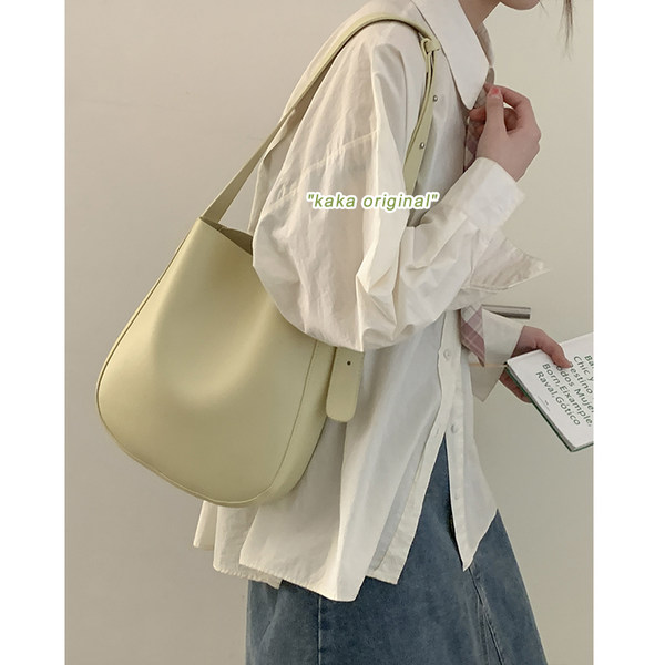 กระเป๋าสะพายข้างผู้หญิง กระเป๋าสะพายสไตล์เกาหลี By Japanese フェンディ authentic bag