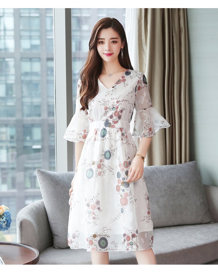 Dress4396 เดรสยาวลายดอกไม้พื้นสีขาว แขนสามส่วนระบาย ซิปข้างใส่ง่าย มีซับในอย่างดีทั้งชุด ทรงคอวีใส่แล้วดูเพรียว