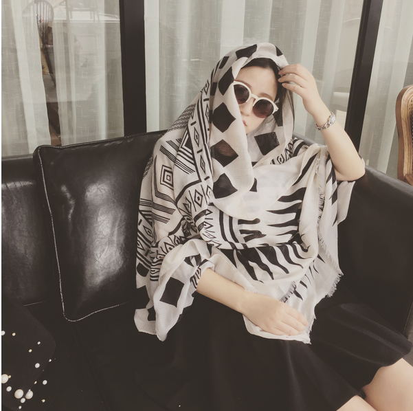 ผ้าคลุมไหล่ ลายเก๋ๆ ใส่คลุมในวันสบายๆ ก็สวย พร้อมส่ง