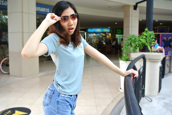 เสื้อยืดเรย่อนคอวี โชว์หลังแต่งด้วยลูกไม้