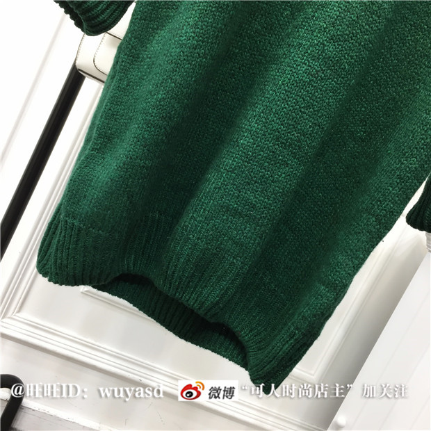 Sweater สีเขียว เสื้อไหมพรมถักยาว 27.5 นิ้ว ใส่ตัวเดียวเป็นมินิเดรสได้เลย เก๋ๆ ไหมพรมนุ่มยืดได้เยอะ