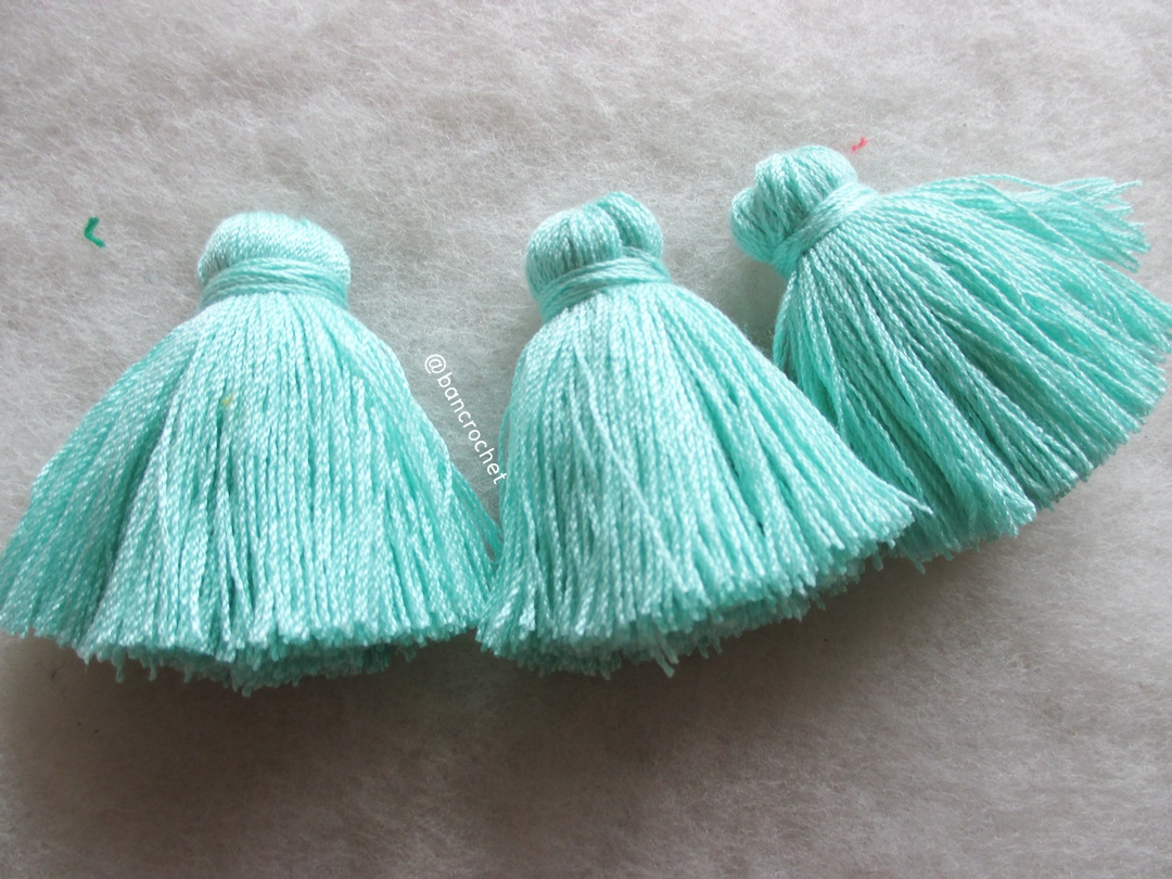 พู่แบบหนาฟู ขนาด 2 นิ้ว 4 ply tassel crochet acrylic yarn 4 ply เขียว 2 นิ้ว