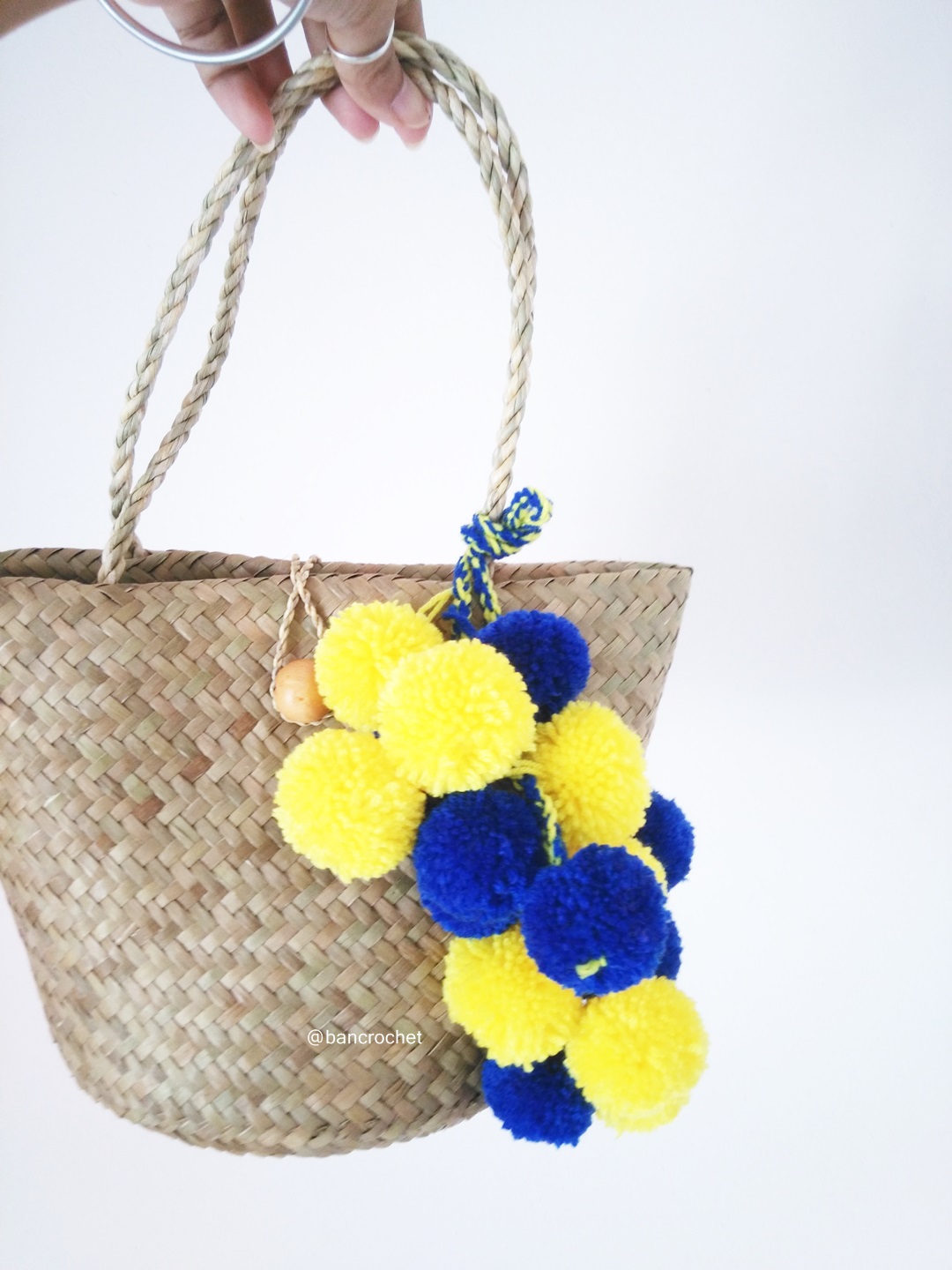 กระเป๋าสานกระจูดห้อยปอมปอม grajood basket weave bags คละสี 7*10*7*12 นิ้ว