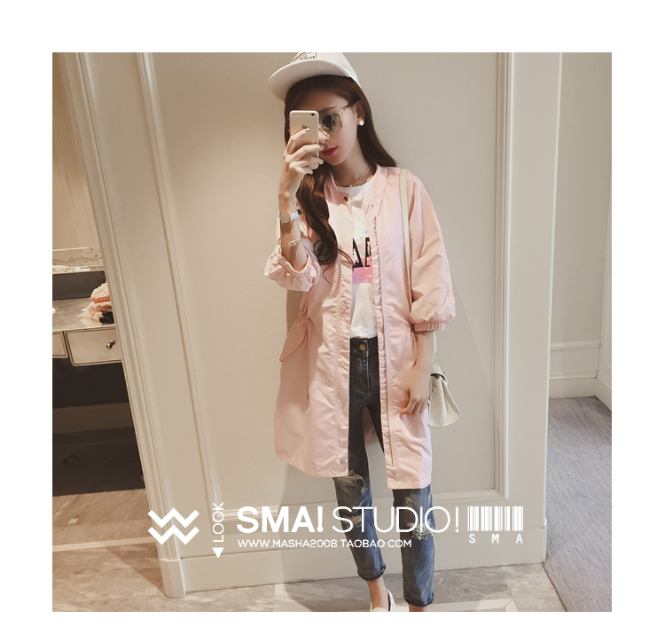 เสื้อคลุมสไตล์เกาหลี ทรงยาว ผ้าร่ม แต่งสกรีนลายด้านหลัง ดีเทลช่วงหลังเก๋ๆ พร้อมส่ง