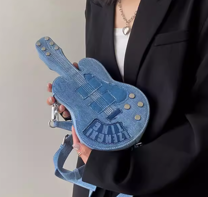 กระเป๋าสะพาย ผ้ายีนส์ จำลอง ทรงกีตาร์ แบบวัยรุ่น น่ารัก ๆ กระเป๋าสะพายแฟชั่น ทรงกีตาร์ เก๋ ๆ 775304