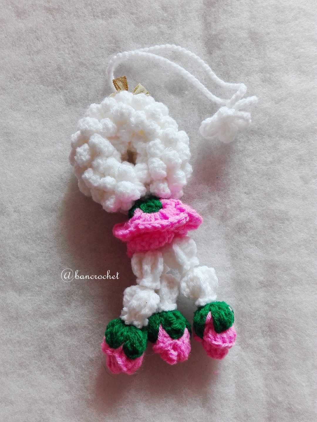 พวงมาลัยกุหลาบถักแขวนหน้ารถ / แขวนกระจกรถ ถักโครเชต์ thai garland crochet hanging