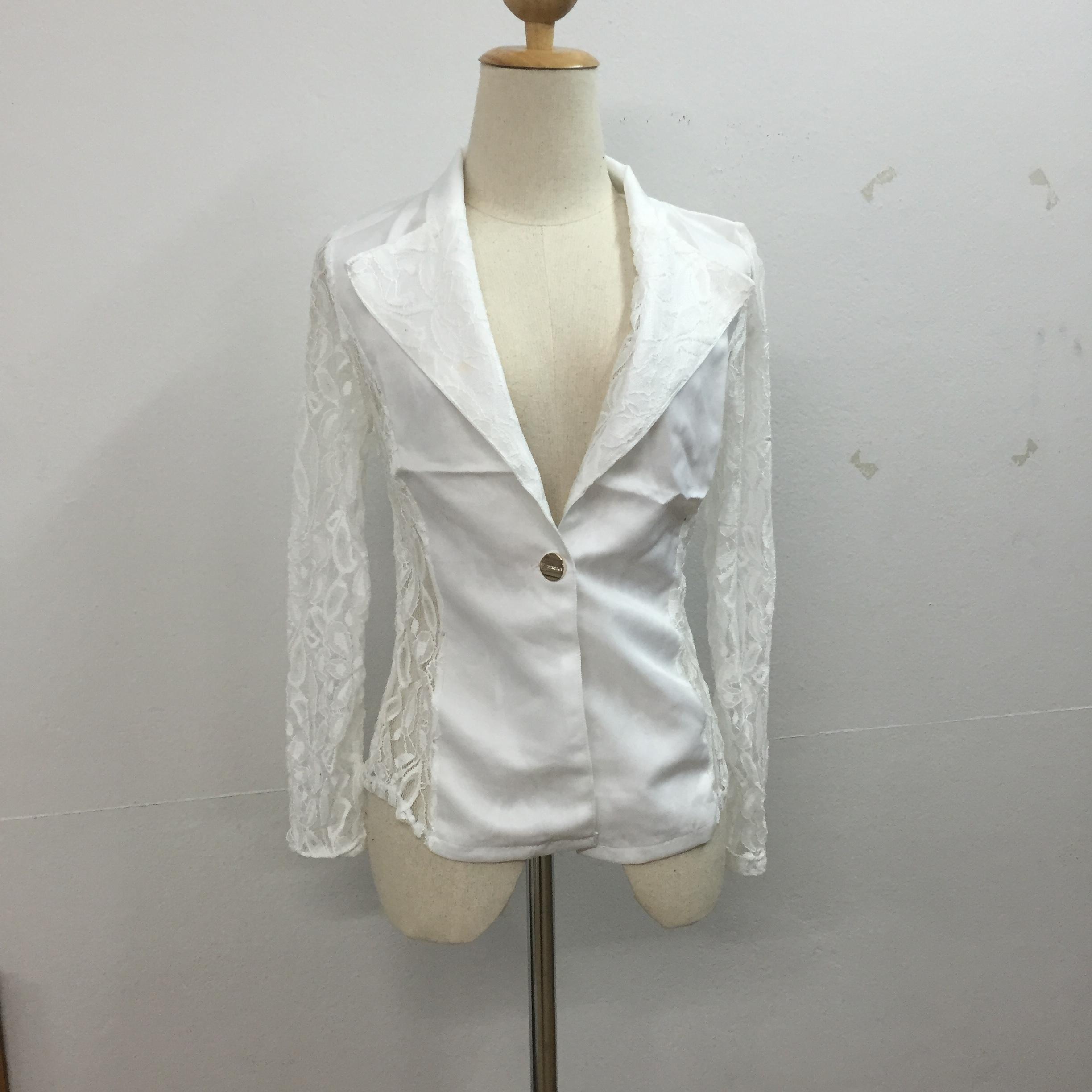 เสื้อสูท แต่งลูกไม้ พร้อมส่ง สีขาว ผ้าไม่หนา ใส่คลุมสบาย white