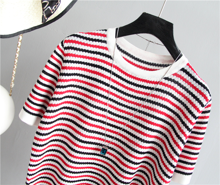 Blouse3910 เสื้อแฟชั่นนำเข้า เสื้อไหมพรมลายริ้วโทนสีขาวแดง งานผ้าไหมพรมเนื้อดีนุ่มเนียนยืดขยายได้เยอะมาก ผ้ามีน้ำหนักทิ้งตัว ทรงปล่อยใส่สบาย งานสวยใส่ง่ายน่ารักมาก แมทช์กับอะไรก็เข้า
