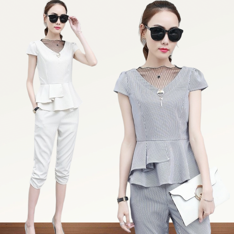 Set_bt1716 ชุดเซ็ท 2 ชิ้น(เสื้อ+กางเกง) เสื้อคอวีแต่งผ้าตาข่ายซีทรูชายระบาย+กางเกงขายาวสี่ส่วนเอวซิปข้างปลายขาจับจีบด้านข้าง ผ้าโพลีลายริ้วเล็กๆ เนื้อดีนุ่มใส่สบายมีน้ำหนักไม่ยับง่าย งานสวยดูดีดูไฮแบบไม่ซ้ำใคร มี 2 โทนสี ครีม, เทา