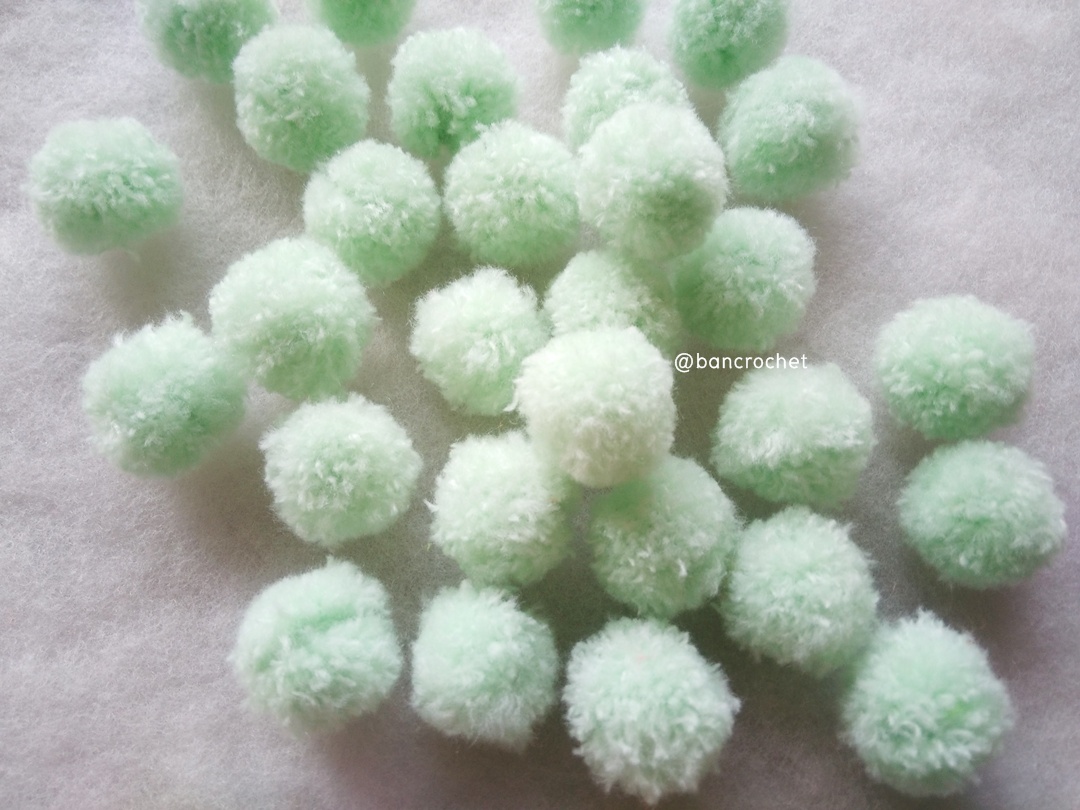 ปอมปอมไหมพรม ขนาด 2.5-3 ซม pom poms crochet เขียวอ่อน 2.5-3ซม.