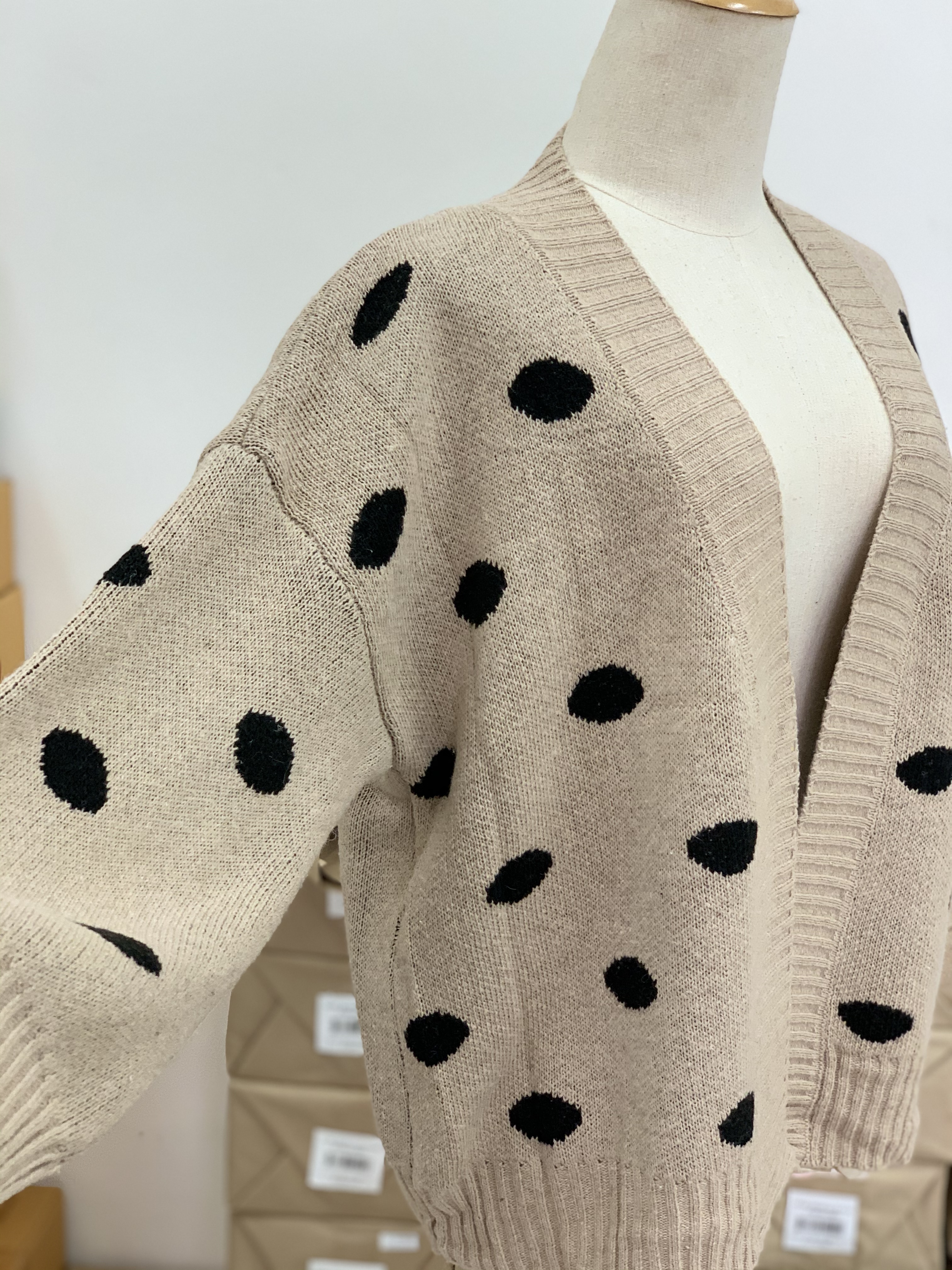 เสื้อกันหนาวไหมพรมถัก ทรงสวย แบบน่ารัก ทอลายจุด พร้อมส่ง สีครีม ลายน้ำตาล