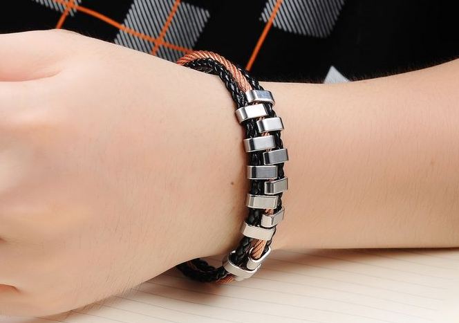 สร้อยข้อมือผู้ชาย กำไลข้อมือผู้ชาย หนังถักสีดำ ผสมผสาน กับ สแตนเลส สี Rose Gold ร้อยด้วยห่วงสีเงิน สวยเก๋ เท่ มีดีไซน์ no 394982