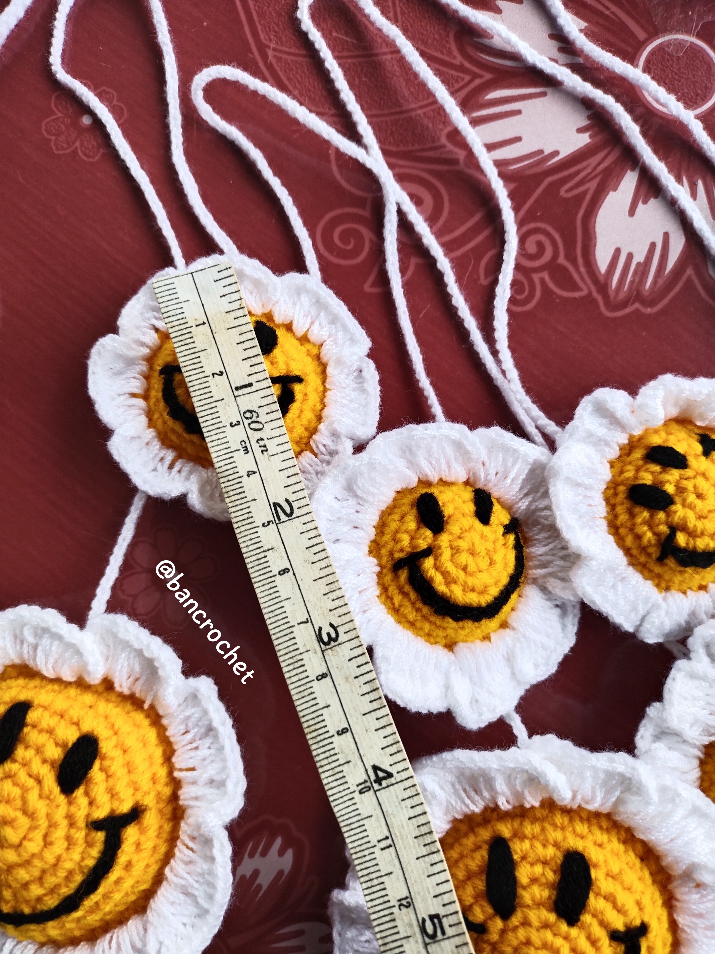 Bancrochet พวงยิ้มห้อยกระเป๋าถักโครเชต์ ถักด้วยด้ายคอตตอนซอฟ crochet keychain ขาวเหลือง 2*3 ยาวรวม 9 inch