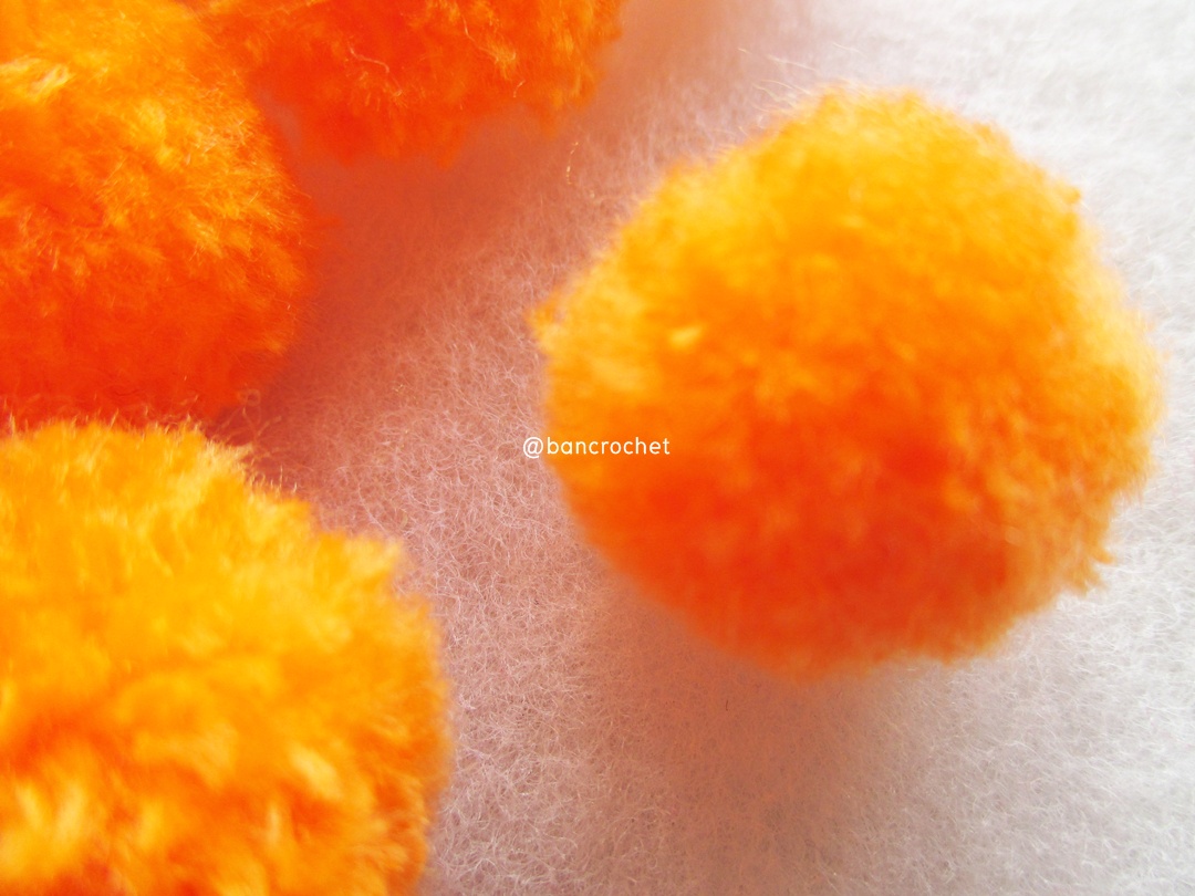 ปอมปอมไหมพรม ขนาด 2.5-3 ซม pom poms crochet ส้ม 2.5-3 ซม.