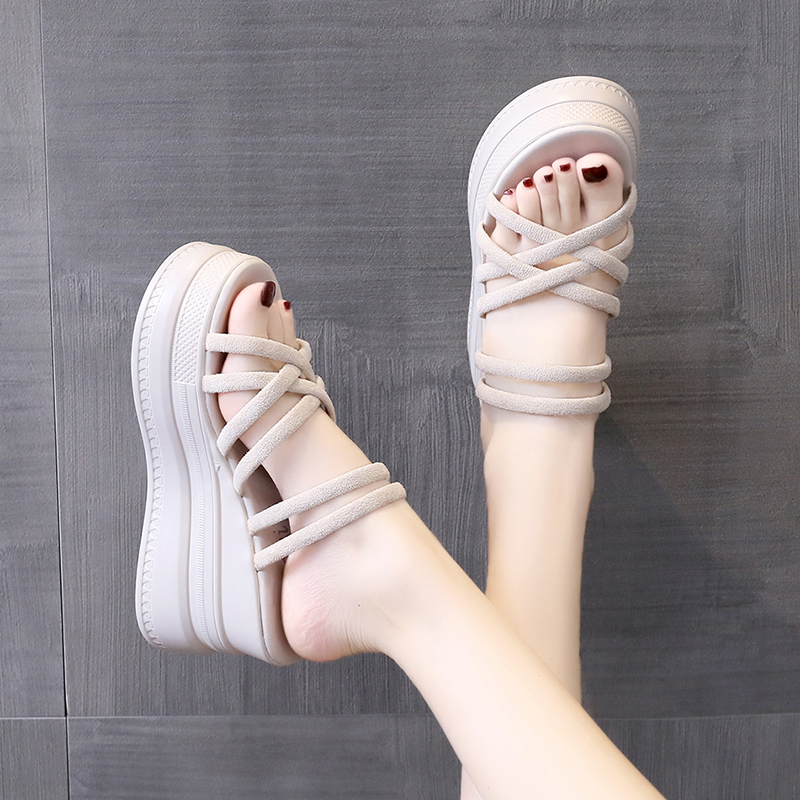 รองเท้าผ้าใบเสริมส้นสูง ไซต์35-39 สนใจทักแชท ฟรีค่าส่ง!