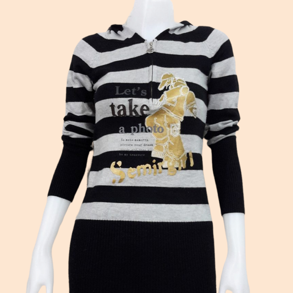 Blouse3553 2nd hand clothes เสื้อไหมพรมตัวยาวเนื้อแน่นลายริ้วโทนสีเทาดำ(เนื้อหนาปานกลาง) แขนยาว มีฮู้ด คอซิป แต่งลายด้านหน้าเก๋ๆ