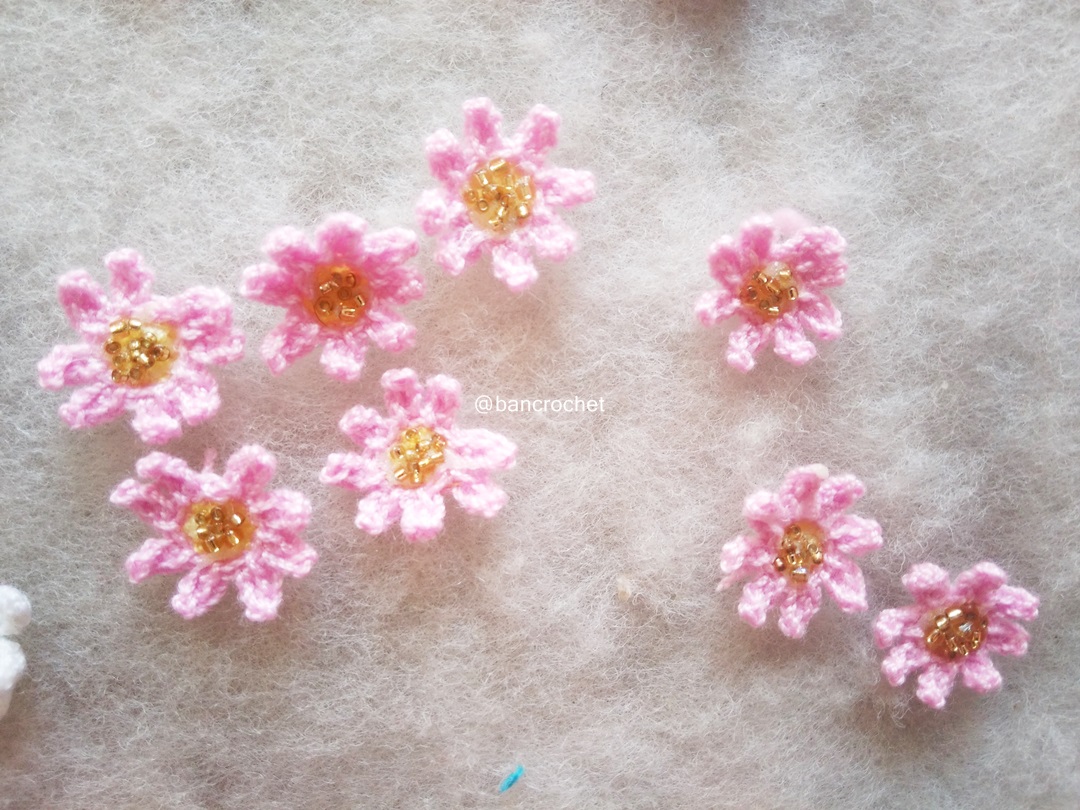 Bancrochet ดอกไม้จิ๋วถักโครเชต์ crochet mini flowers สีชมพูอ่อน 0.5 นิ้ว