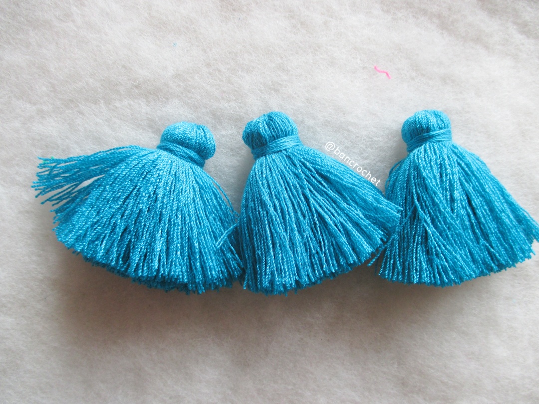 พู่แบบหนาฟู ขนาด 2 นิ้ว 4 ply tassel crochet acrylic yarn 4 ply ฟ้าเข้ม 2 นิ้ว