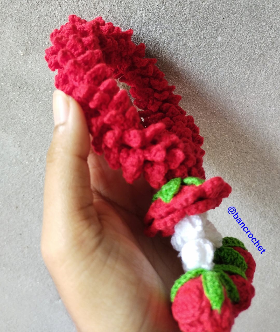 Bancrochet พวงมาลัยกุหลาบสีแดงถัก Crochet Thai Garland แดง 8*15 cm