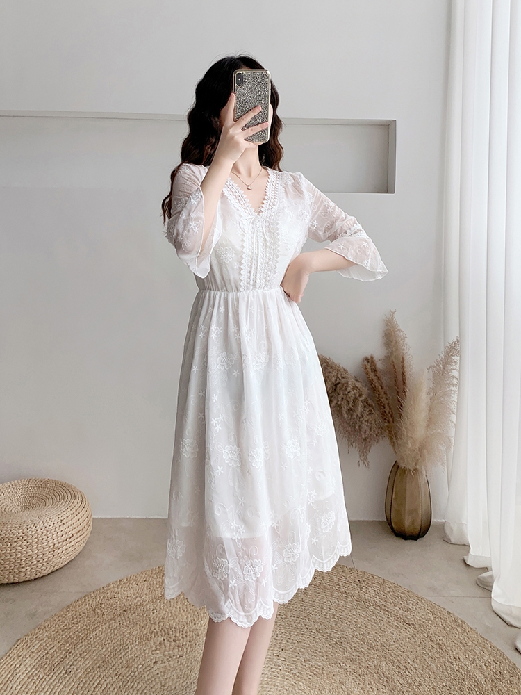 Dress4720 เดรสยาวชีฟองสีขาวปักลูกไม้ลายดอกทั้งตัว คอวีแต่งเชือกผูกไขว้ แขนยาวสี่ส่วนระบายแต่งลูกไม้ ซิปข้าง เอวสม็อคยางยืด ผ้าชีฟองเกรดพรีเมียมเนื้อดีนุ่มน่าใส่ มีซับในอย่างดี งานสวยหรูดีเทลดีงามดูสวยแพง ใส่เที่ยว/ใส่ออกงานได้