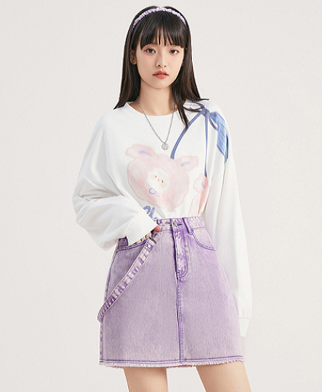 สาวตัวเล็กแต่งตัวใส่เสื้อคอกลมพิมพ์ลายน่ารักกับกระโปรงยีนส์ทรงเอสีม่วงซีด
