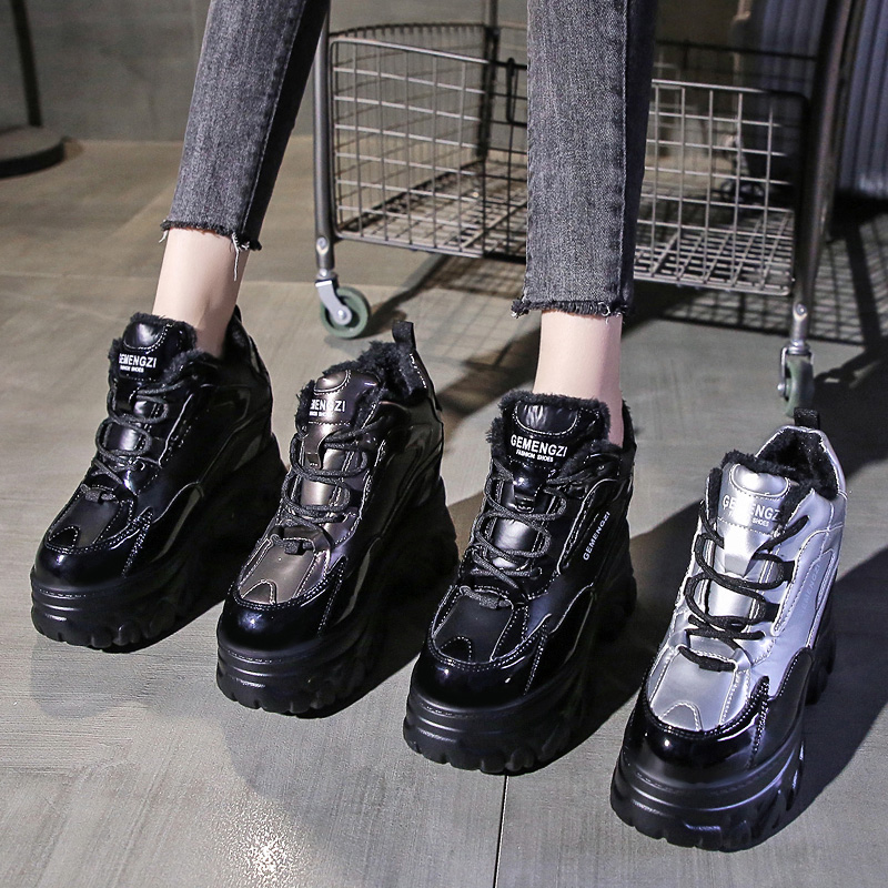 รองเท้าผ้าใบเสริมส้นสูง ไซต์35-39 สนใจทักแชท ฟรีค่าส่ง!