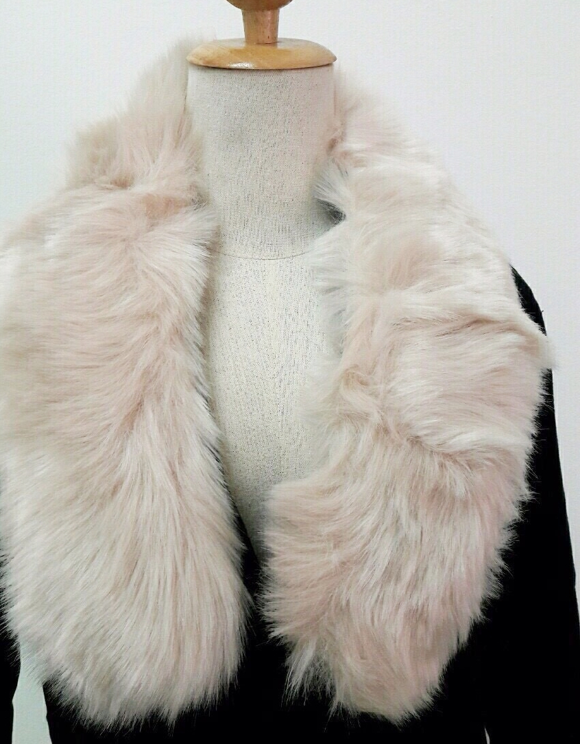 ขนเฟอร์ fur สีชมพูนู๊ด ขนนุ่มลื่น ใช้ติดเสื้อหนาว หรือใช้พันคอเพิ่มความเก๋ มิกได้กับทุกชุด มาพร้อมกระดุมใส