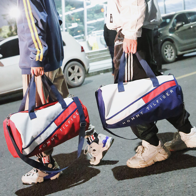 กระเป๋าเดินทางทรงดัฟเฟิล ใช้ได้ทั้งหญิงและชาย Duffle Bags ดีไซน์สวยเท่ ราคาน่าคบ กระเป๋าถือแนวสปอร์ต จุของได้เยอะ ใช้แล้วเท่ แถมราคาไม่แพงด้วย