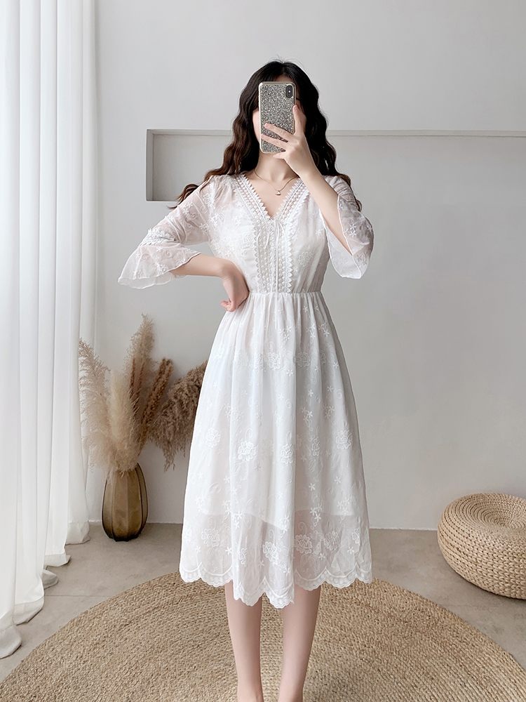 Dress4720 เดรสยาวชีฟองสีขาวปักลูกไม้ลายดอกทั้งตัว คอวีแต่งเชือกผูกไขว้ แขนยาวสี่ส่วนระบายแต่งลูกไม้ ซิปข้าง เอวสม็อคยางยืด ผ้าชีฟองเกรดพรีเมียมเนื้อดีนุ่มน่าใส่ มีซับในอย่างดี งานสวยหรูดีเทลดีงามดูสวยแพง ใส่เที่ยว/ใส่ออกงานได้