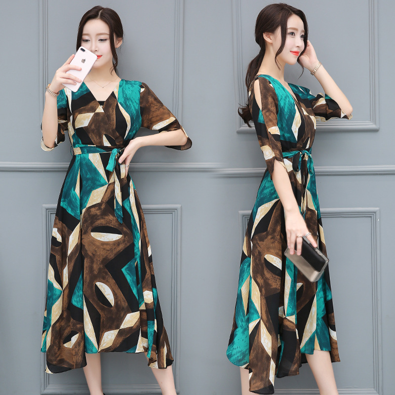 Dress4275 แม็กซี่เดรสยาวทรงสวยลายกราฟฟิคโทนสีเขียว คอวีป้าย แขนสามส่วน มีผ้าผูกเอว ผ้าโพลีเนื้อดีหนาสวย งานดีทรงดีใส่เก๋ๆ ได้บ่อย