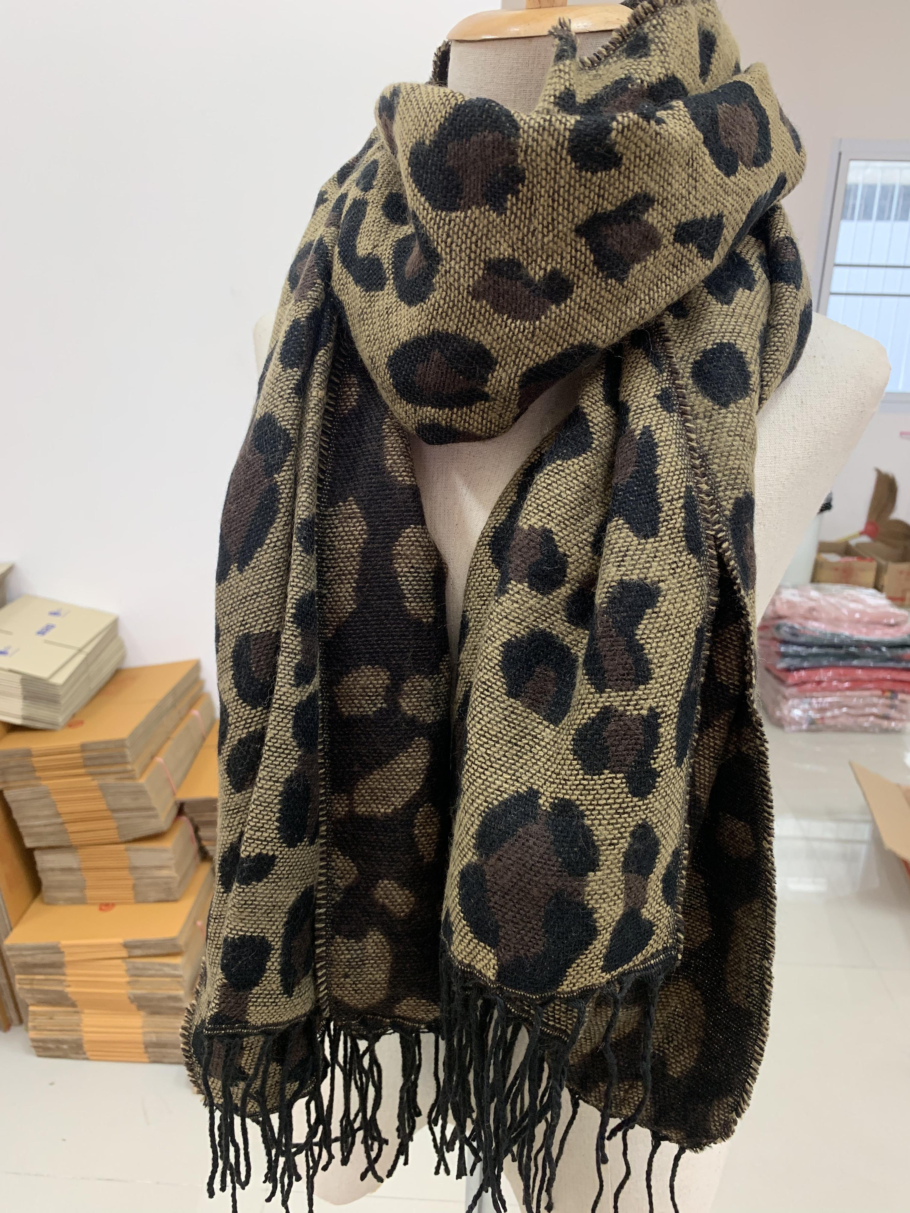 ผ้าพันคอไหมพรม ผ้าคลุมไหล่ ผืนใหญ่ ลายเสือ พร้อมส่ง same pic