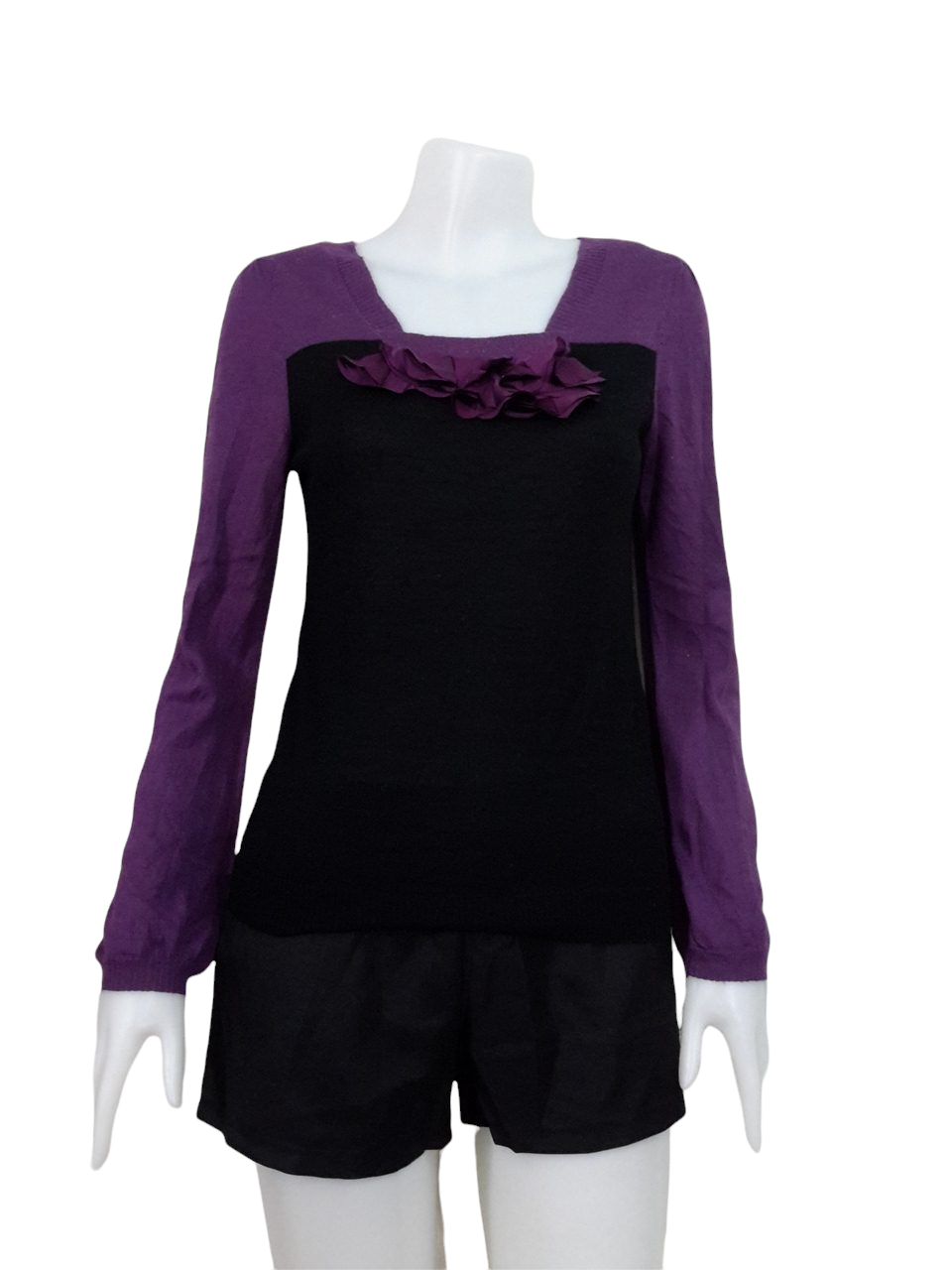 Blouse3541 2nd hand clothes เสื้อไหมพรมบางเนื้อนุ่ม แขนยาว ช่วงอกแต่งระบายดอกไม้ โทนสีดำม่วง