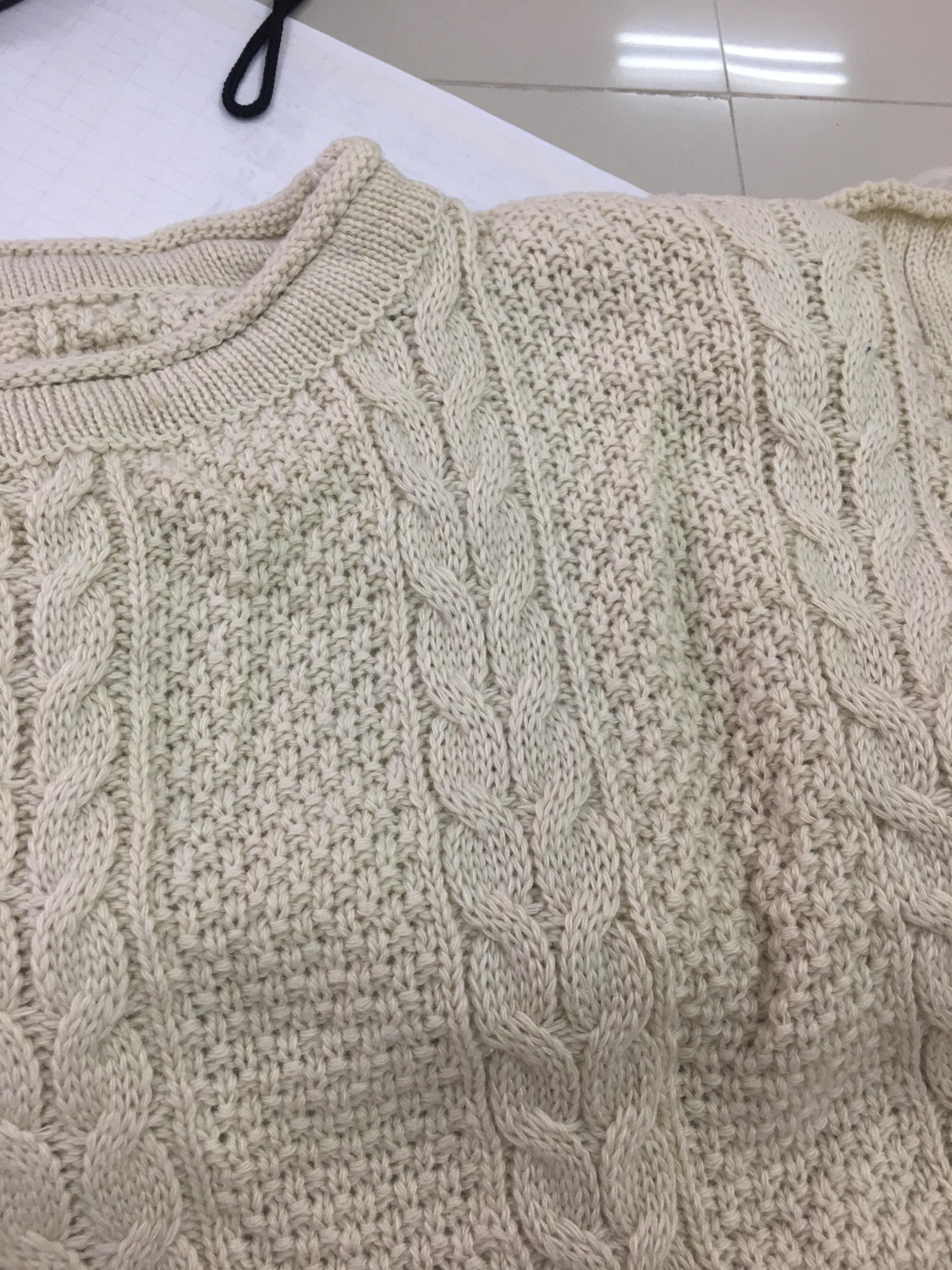 เสื้อไหมพรมตัวโคล่ง สีครีม ไหมพรมทอลายเนื้อนิ่ม ไม่หนามาก ยืดได้เยอะ ใครชอบแนวน่ารักๆตัวนี้เลยจ้า