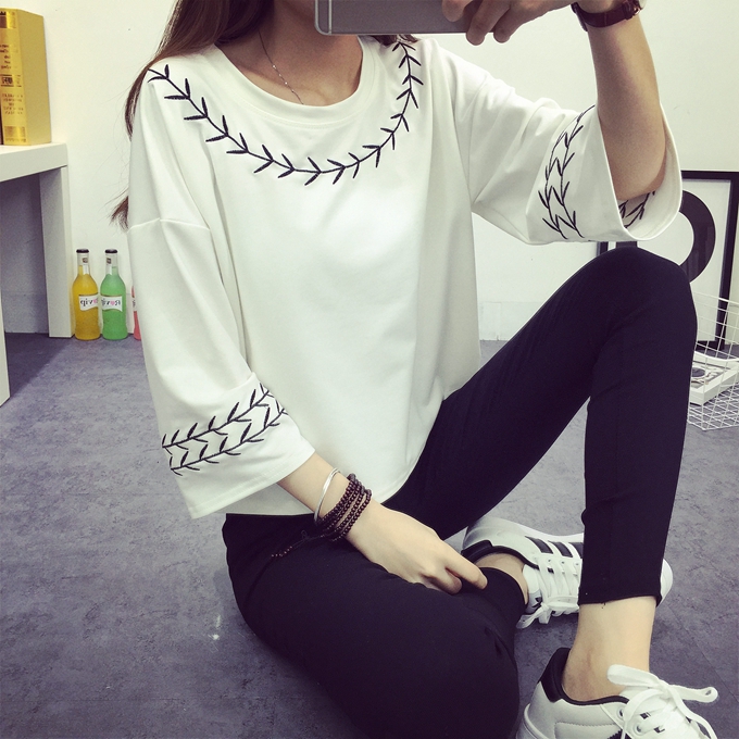 เสื้อแฟชั่น แต่งลายปัก แขน 4 ส่วน สไตส์เกาหลี ผ้าดี พร้อมส่ง same pic