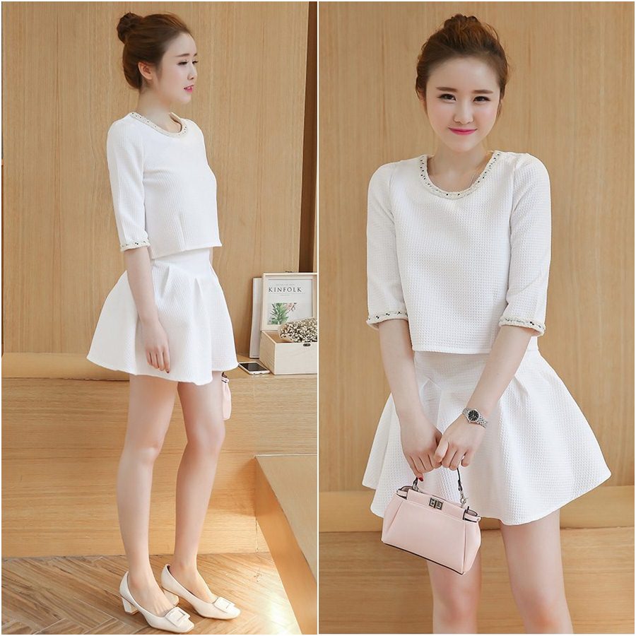 Set_bs1455 ชุดเซ็ท 2 ชิ้น(เสื้อ+กระโปรง) เสื้อแขนสามส่วนสีขาวครีมแต่งแถบวิ้งๆ ช่วงคอและแขน+กระโปรงบานซิปหลังสีขาวครีมเข้าชุด ผ้าวาฟเฟิลเนื้อหนาเรียบสวยยืดขยายได้ งาน Set เข้าชุด ใส่แล้วน่ารักมาก