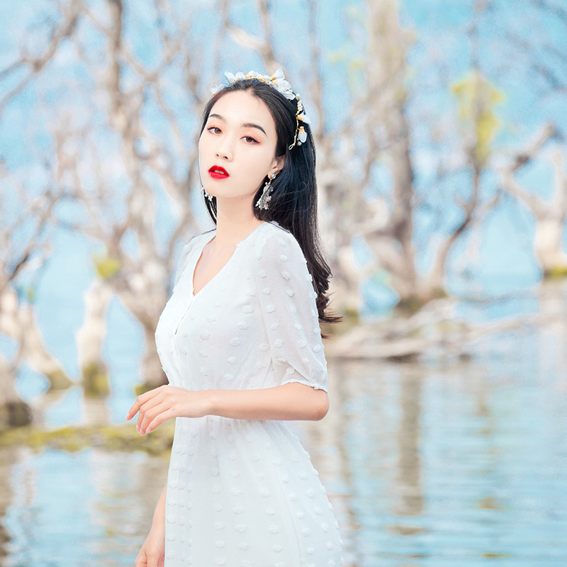 Dress4589 Maxi Dress ชุดเดรสยาวสีขาวลายจุดปอมๆ ทรงคอวีป้ายมีเชือกผูกโบว์ด้านหลัง เอวยางยืด มีซับในเนื้อนิ่มอย่างดีทั้งชุด ผ้าชีฟองเนื้อดีมีน้ำหนักทิ้งตัว