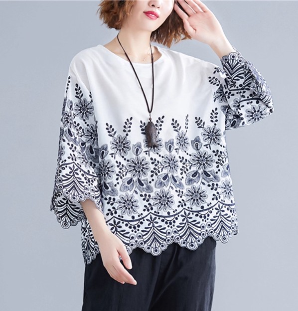 เสื้อแฟชั่น ผ้าฝ้าย ผสม ผ้าลินิน สีขาว เสื้อใส่เที่ยว ผู้หญิง วัยกลางคน แบบสวย ๆ งานปัก ดอกไม้ ใส่สบาย แบบหลวม ๆ 936426