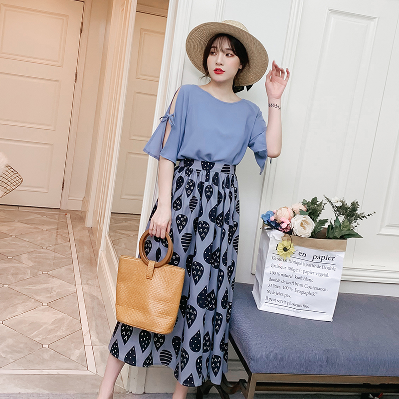 Set_bs1776 ชุดเซ็ท 2 ชิ้น(เสื้อ+กระโปรง) เสื้อแฟชั่นแขนผ่าผูกโบว์สีพื้นฟ้าคราม + กระโปรงยาวลายกราฟฟิคเอวยางยืด ผ้าโพลีเนื้อดีนุ่มใส่สบายผ้าเนื้อดีเรียบสวยไม่ยับง่าย งานเซ็ทเข้าชุดสุดน่ารัก ดีเทลเก๋ๆ ดีงาม แมทช์ได้ลงตัวเข้ากันดูดีที่สุด