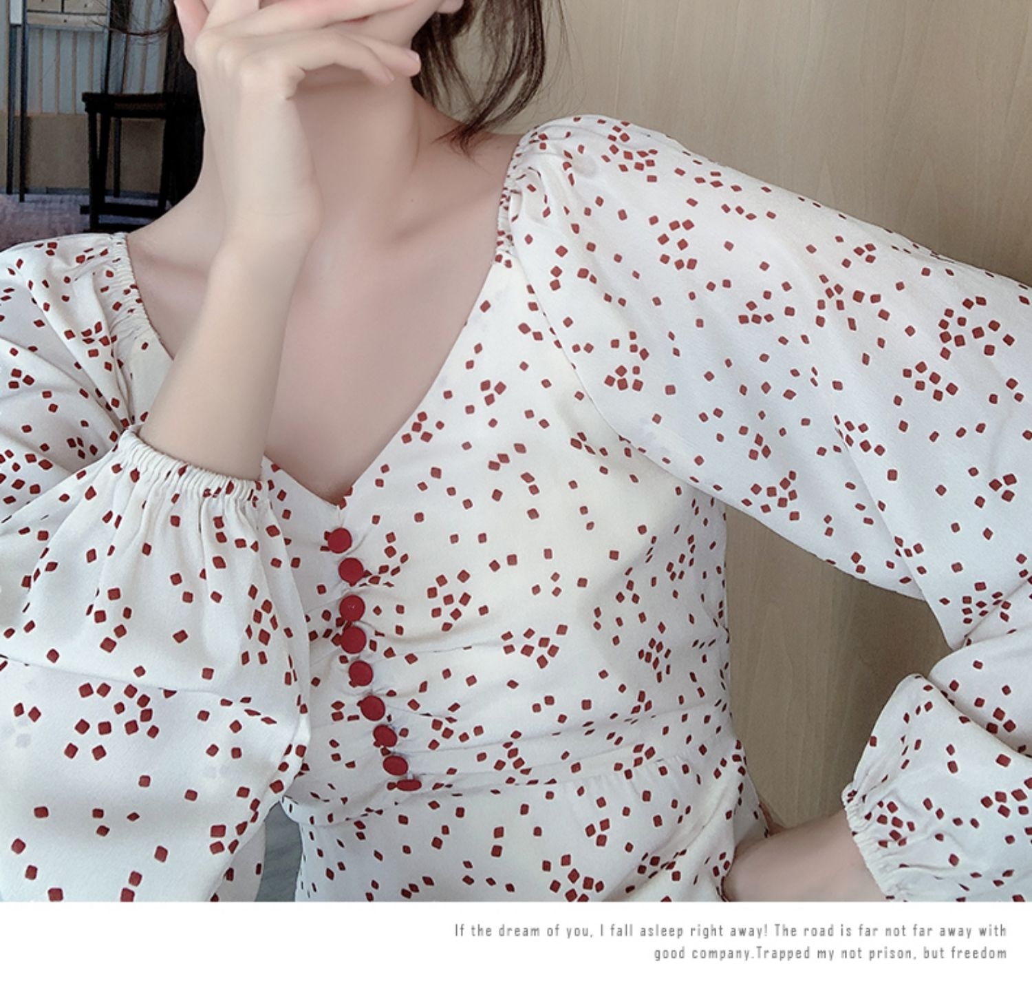 Dress4521 เดรสแขนยาวคอวีสีครีมลายจุด แต่งกระดุมกลางอก ซิปหลังใส่ง่าย มีซับในอย่างดี ผ้าโพลีเนื้อดีนุ่มใส่สบายมีน้ำหนักทิ้งตัว ผ้าดีงานดีใส่สวยเหมือนราคาหลักพัน ใส่เที่ยว/ใส่ทำงานได้